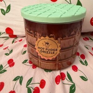Bath & Body Works Hot Fudge Drizzle Candle with Mint Lid